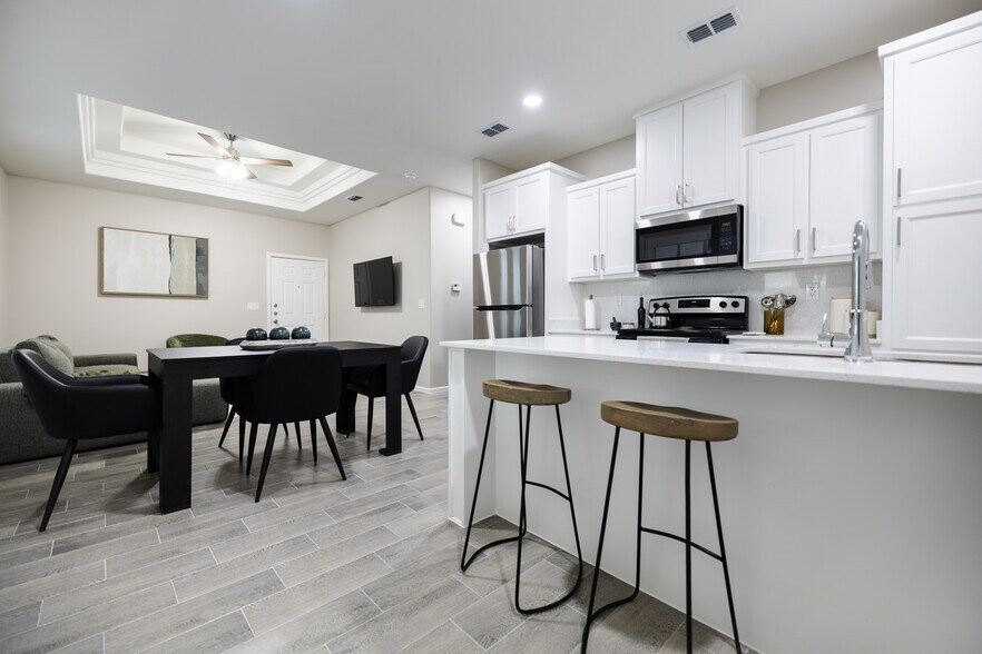 Building Photo - 722 S Stewart Blvd