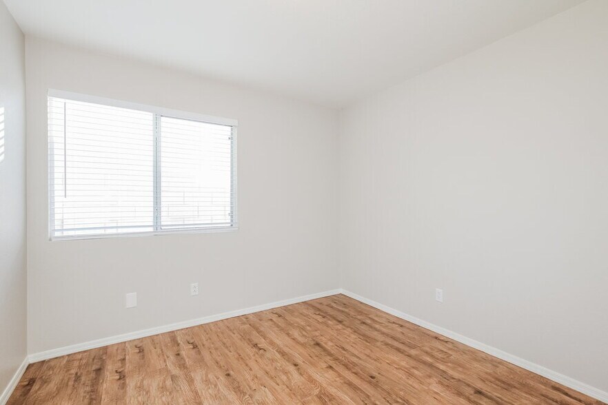 Building Photo - 14446 W Wendover Dr