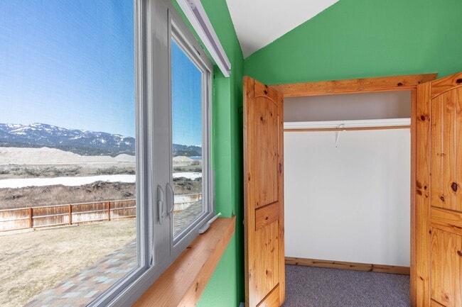 Building Photo - 708 Palisades Dr