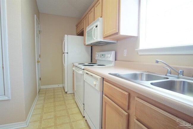 Building Photo - 8061 Stonebrook Dr