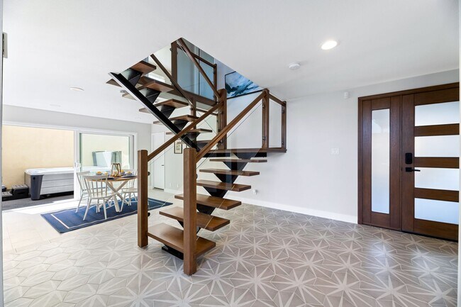 Building Photo - 3810 W Hemlock St