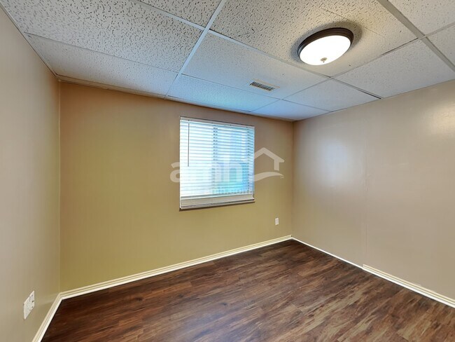 Building Photo - 5870 S Clear Vista Dr