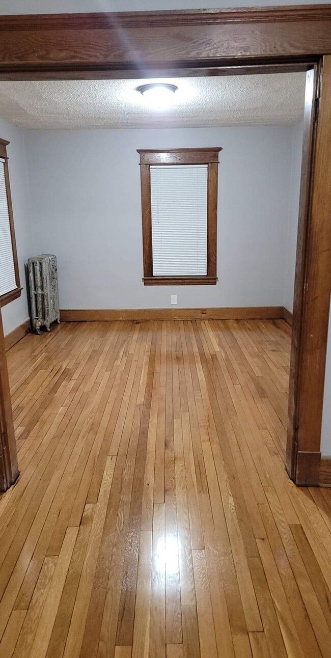 Living room/dining room - 47 Algonquin Plz