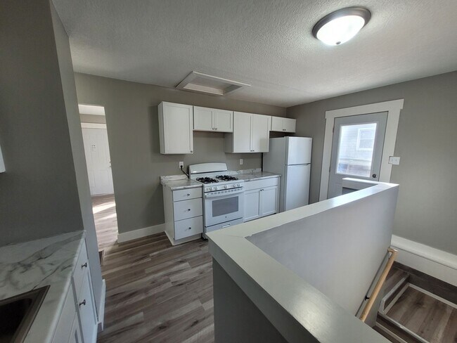 Building Photo - Renovated (in 2024!) two bedroom home, hard surfaces throughout!