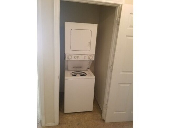Building Photo - Well laid out 2 BDS / 2.5 Bth Townhome wit...
