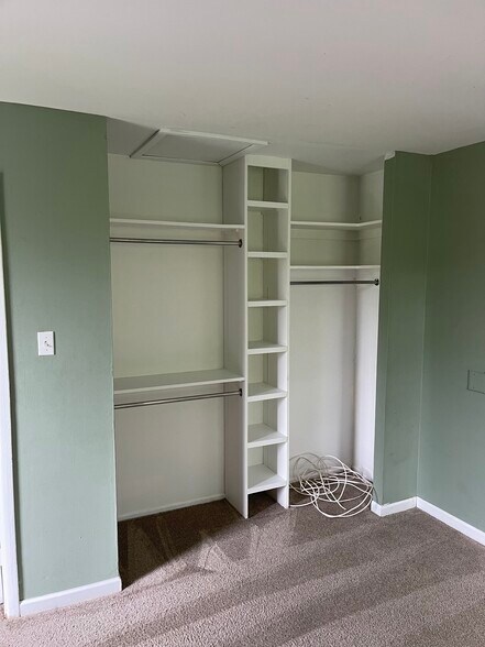 Building Photo - 2022 Valley Dr