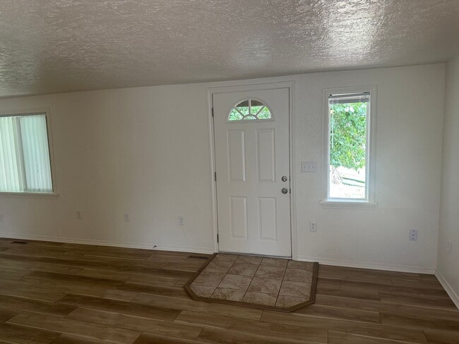 Building Photo - 3 bedroom 2 bathroom house in Dexter!