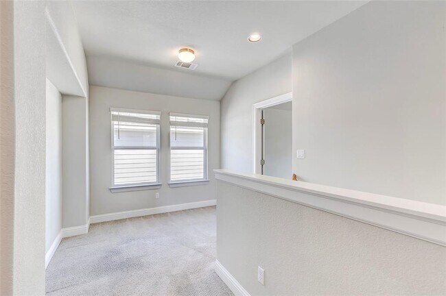 Building Photo - 113 Riverhill Dr