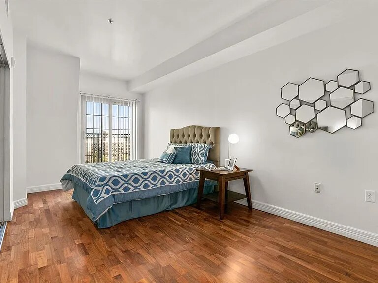 Building Photo - 975 Lincoln St