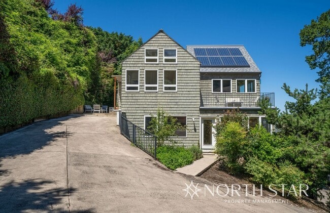 Building Photo - Stunning Views Close in NW Portland
