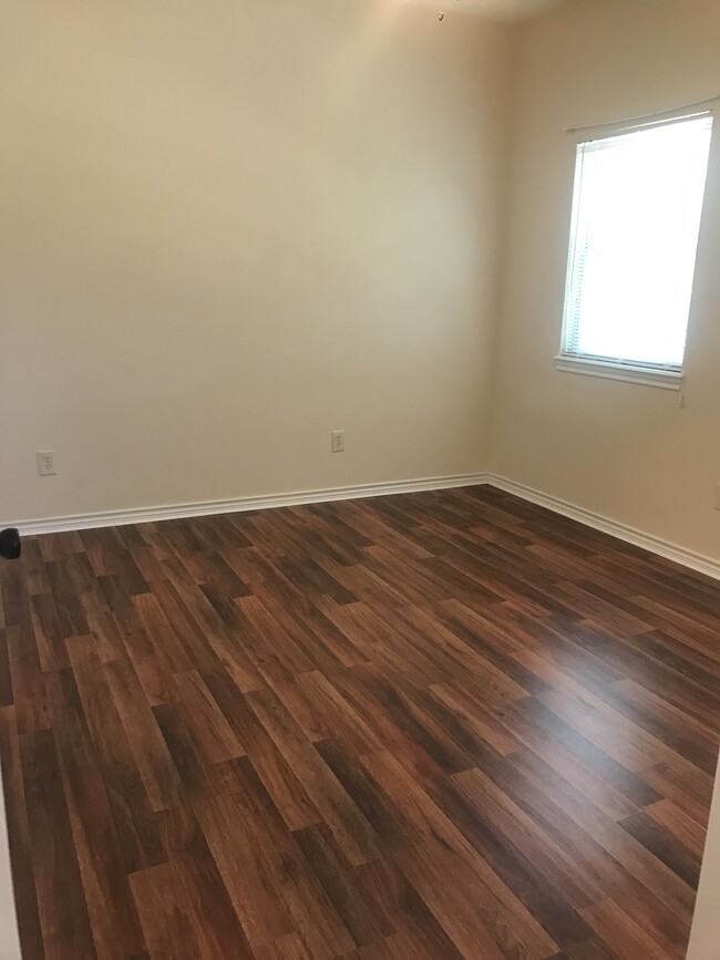 Building Photo - 3933 Riverside Pky
