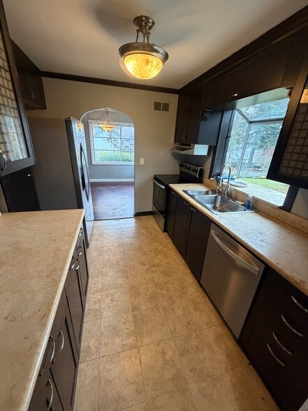 Building Photo - 4838 Summit St