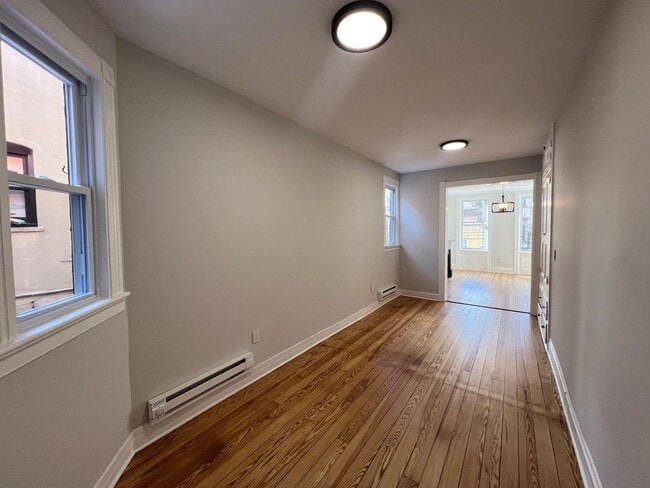 Building Photo - 492 Monmouth St