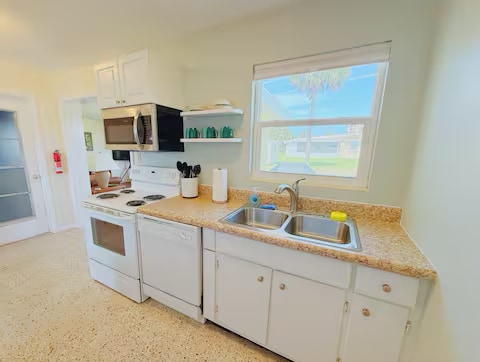 Building Photo - 3255 La Paloma Ave
