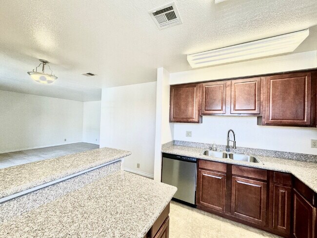 Building Photo - Lovely 2 Bed, 2 Bath Upstairs Condo for Rent in Guard Gated Community!
