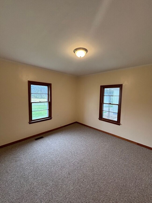 Building Photo - Newly Remodeled rancher in Halls