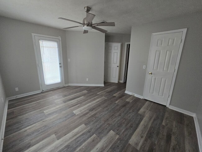 Building Photo - 6821 Willowbrook Dr