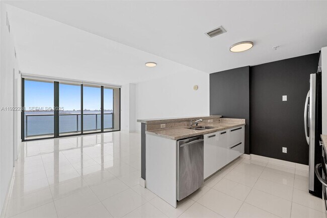 Building Photo - 601 NE 36th St