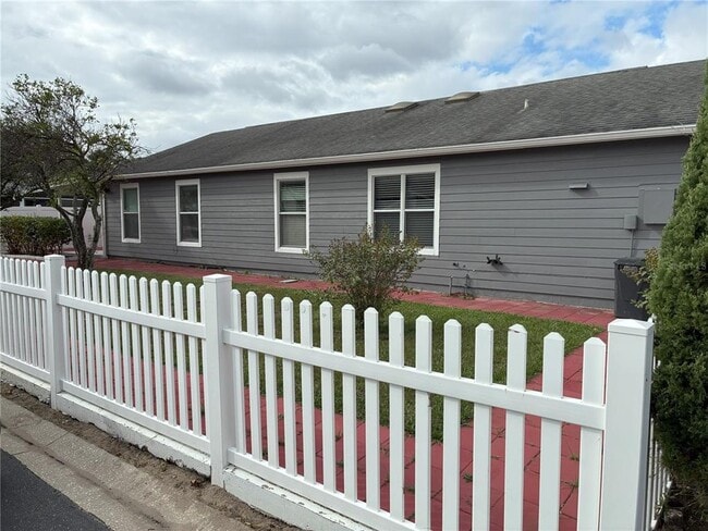 Building Photo - 2010 S Plainfield Dr