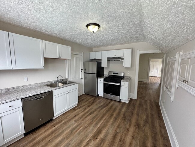 Building Photo - 2476 W 10th St