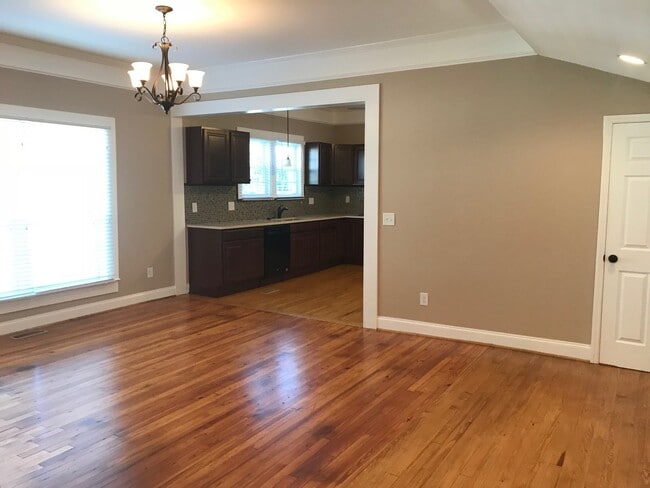 Building Photo - Beautiful 3 Bed 3.5 Bath House