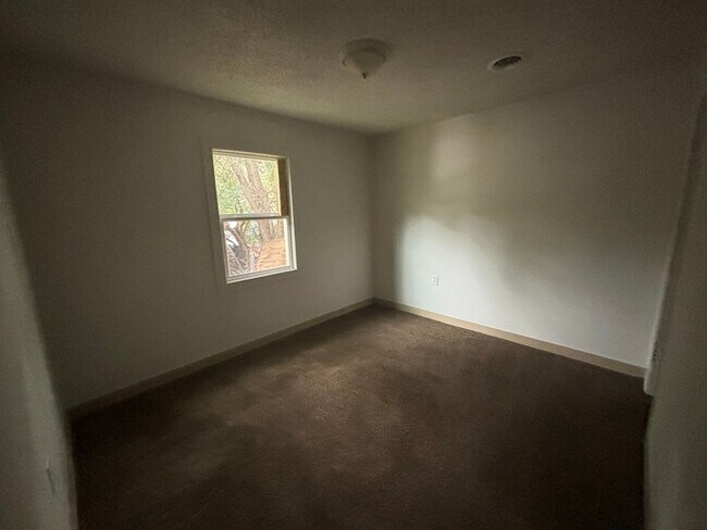 Building Photo - 3 bed 1 bath!
