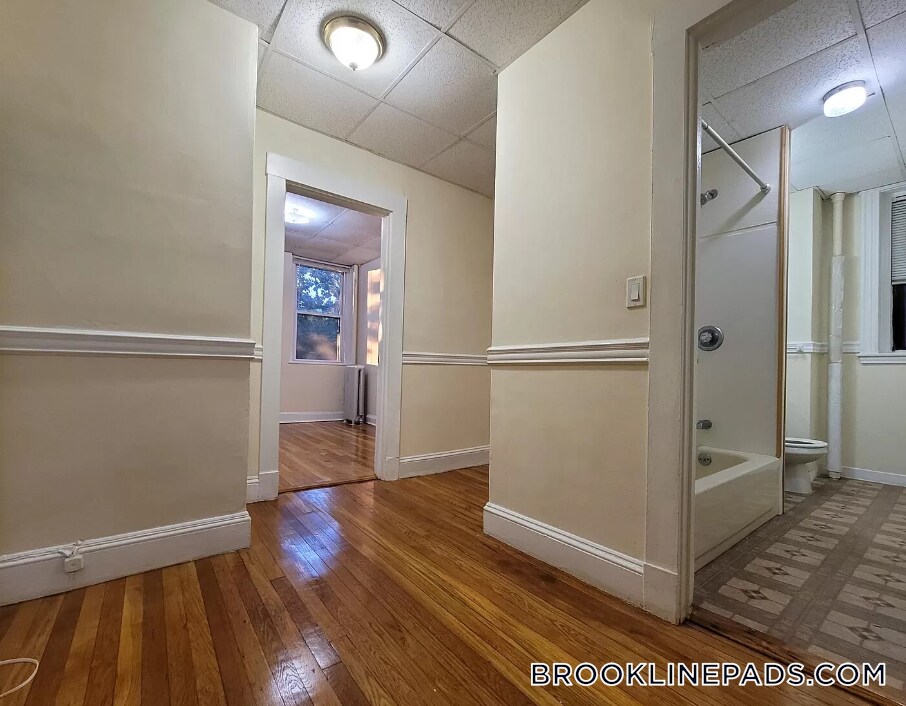 Building Photo - 364 Riverway