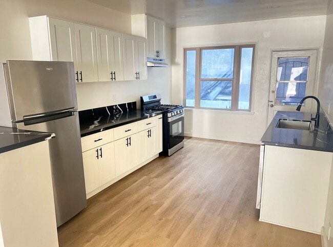 Building Photo - 7118 W Willoughby Ave