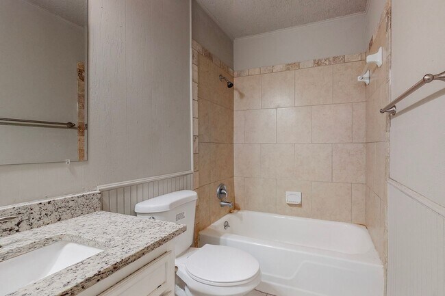 Building Photo - Available June 1st! 3 Bedroom 2 Bath East ...