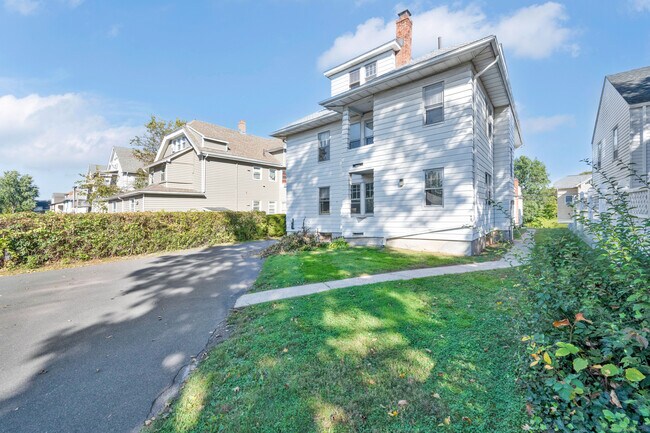 Building Photo - 91 Maplewood Ave