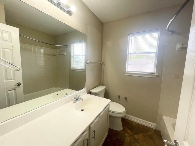 Building Photo - 10512 Hainsworth Park Dr