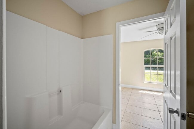 Building Photo - Beautiful 3 bedrooms+ DEN 2 bathrooms sing...