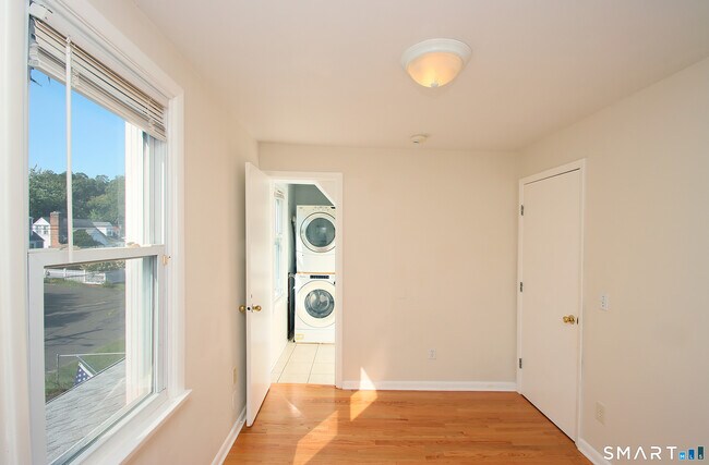 Building Photo - 11 Sable St