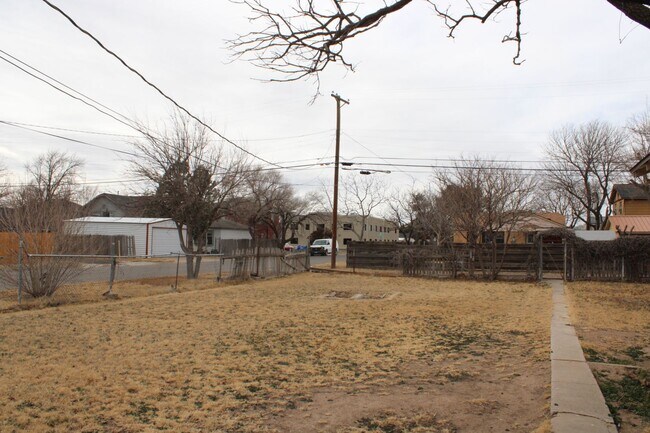 Building Photo - Oliver -Eakle Dollhouse 2/1/1 Located by the Amarillo College
