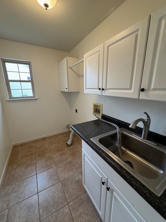 Building Photo - 3 bedroom 2 bath house