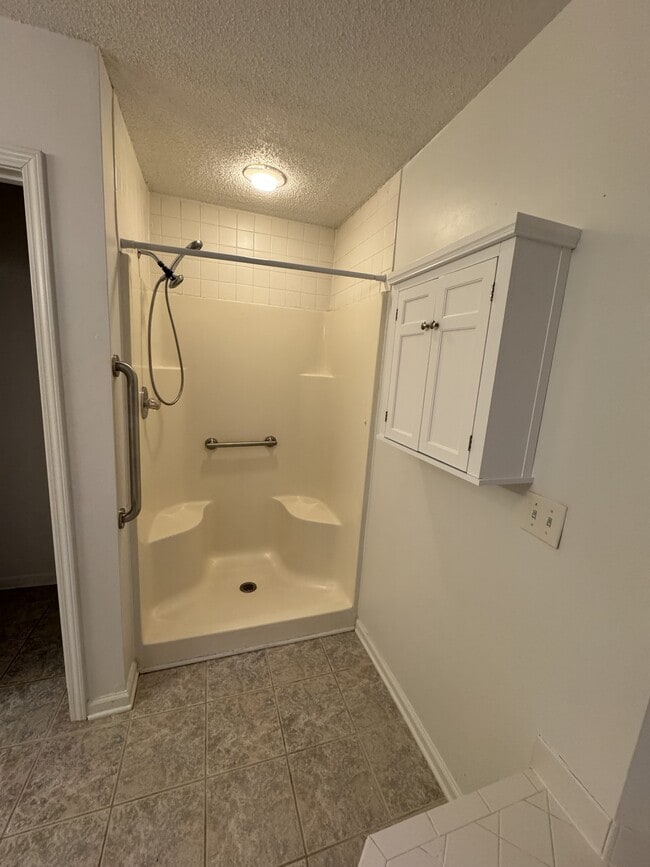 Building Photo - 2595 Thackery Rd