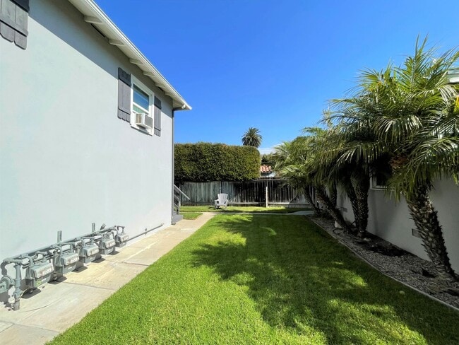 Building Photo - Quaint Midtown Ventura Duplex w/Many Upgra...