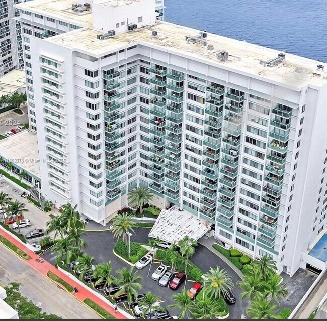 Building Photo - 1000 West Ave