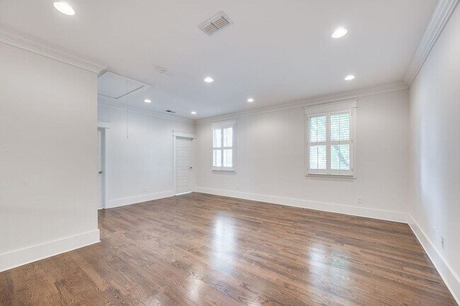 Building Photo - Stunning 4BE/3.5BA home in the heart of Green Hills!