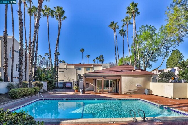 Building Photo - 2500 Laguna Cir