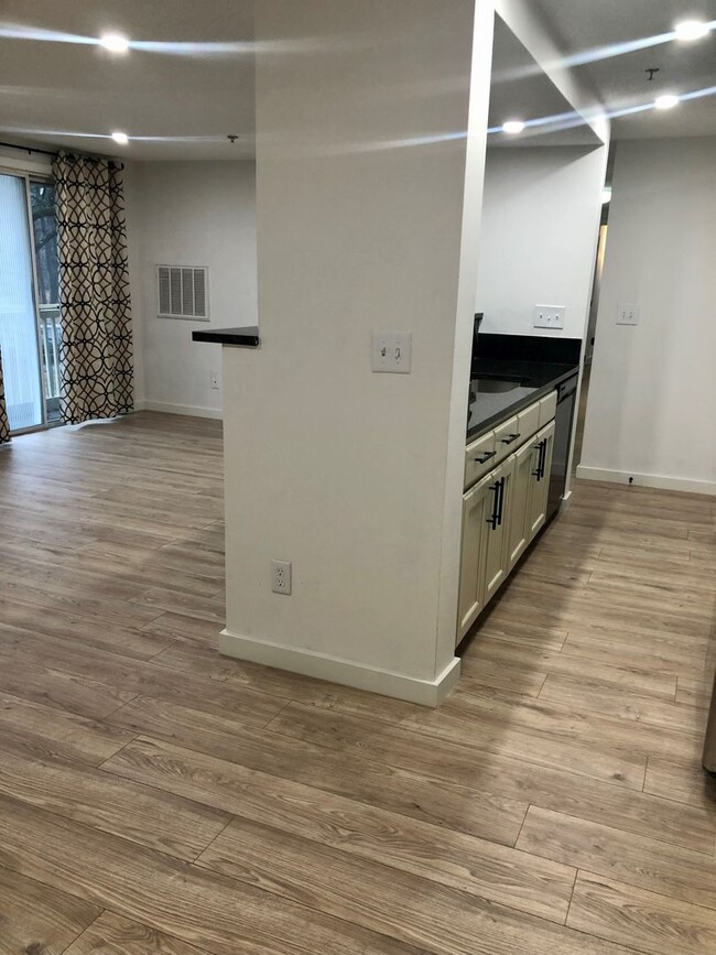 Building Photo - Spacious updated condo near UNCC.