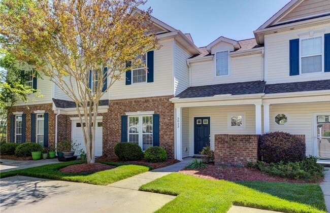 Primary Photo - Very nice townhome with primary bedroom on...