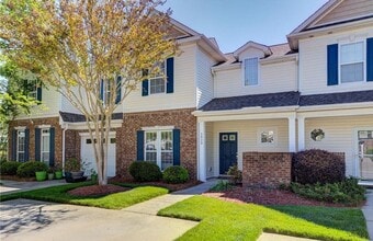 Building Photo - Very nice townhome with primary bedroom on...