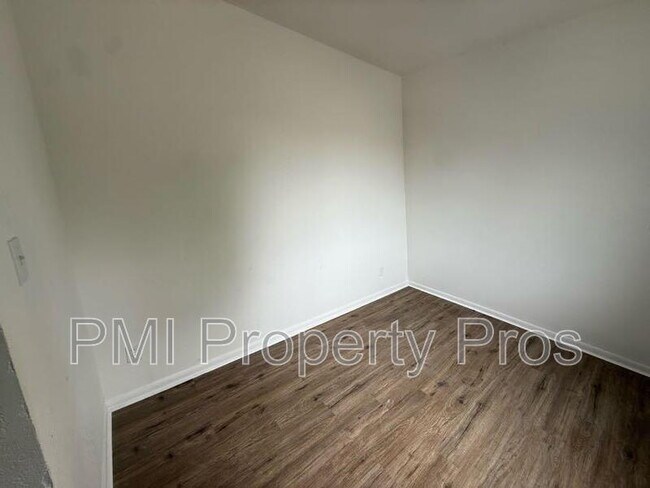 Building Photo - 9031A N 95th St