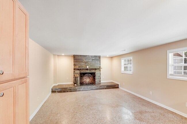 Building Photo - 2417 Laburnum Ave
