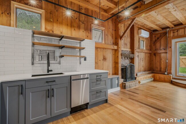 Building Photo - 13 Meadowood Ln