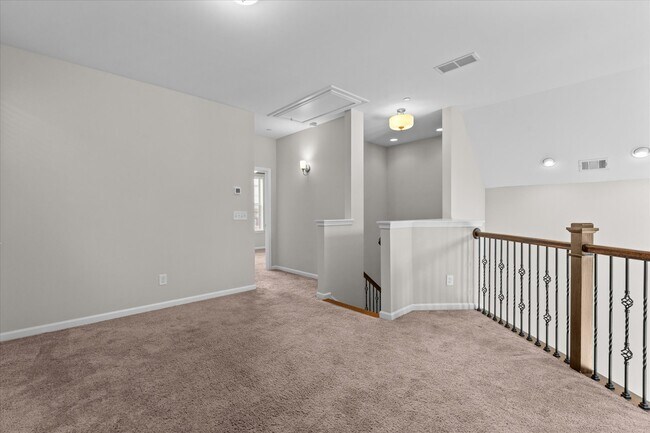 Building Photo - 1024 Moorewood Ln S E
