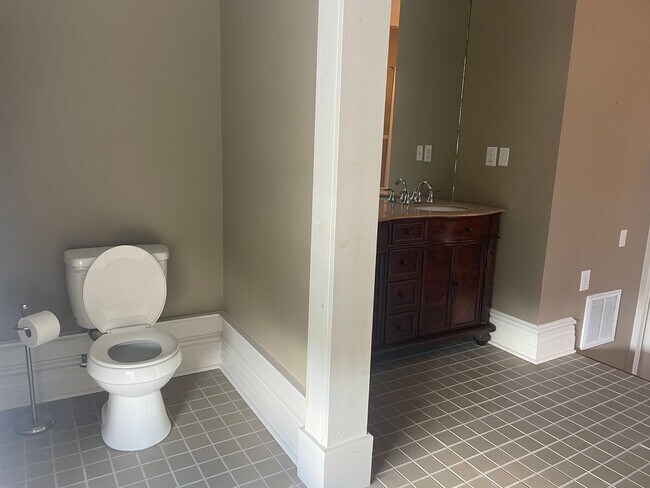 Building Photo - 1025 Church St