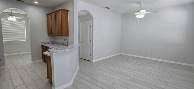 Building Photo - Stunning 2/2.5 Townhome in Beacon Park! Fresh Paint, New Carpets, Available Now!