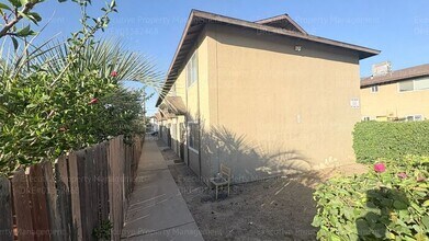 Building Photo - 2 bedroom 1.5 bathroom townhome near shopping centers and hospital! Located in the 93305 zip code...